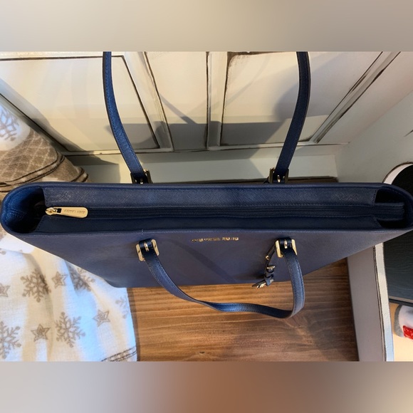 MICHAEL Michael Kors Jet Set Travel Top - Picture 7 of 16